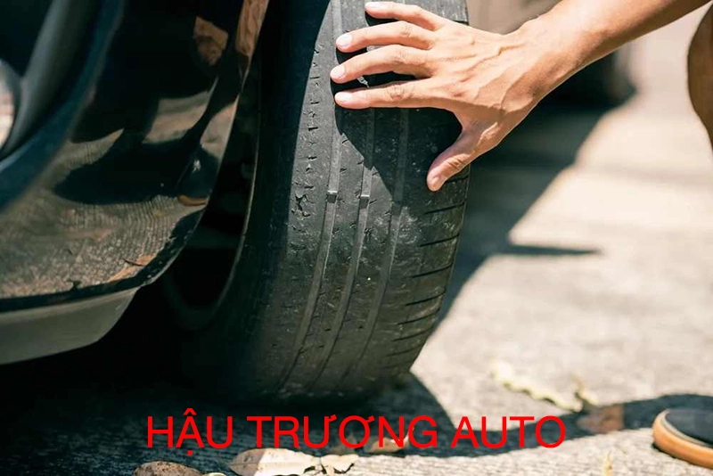 Kiểm tra lốp xe ô tô