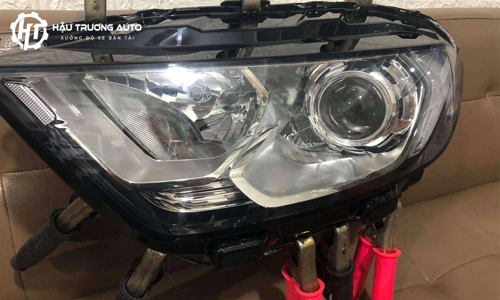 Mặt đèn pha Ford Ranger bị vỡ sau khi thay thế